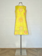Load image into Gallery viewer, Vintage Vested Gentress Yellow Sun Print Islands Dress - Size 6