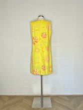Load image into Gallery viewer, Vintage Vested Gentress Yellow Sun Print Islands Dress - Size 6
