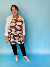 Load image into Gallery viewer, Reversible Apron Wavy Floral and Pink Red Geo Prints